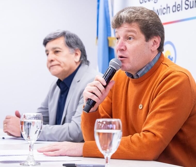 Escándalo por buque británico: Melella culpa a Nación por el amarre