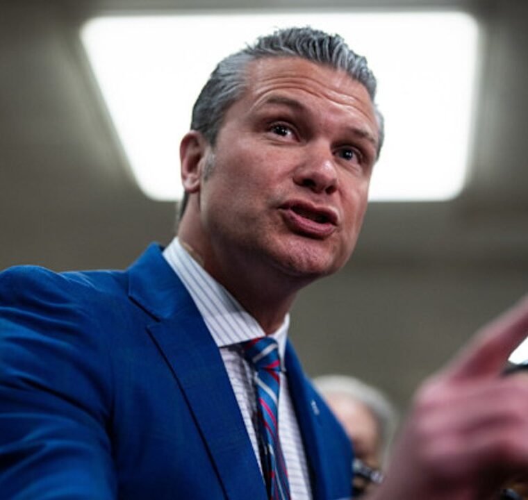 Periodistas demandan a Hegseth por despidos